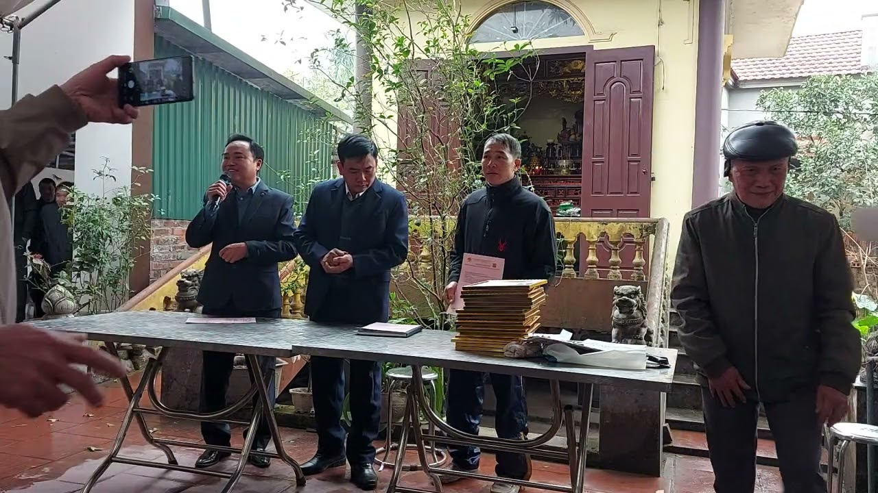 Trao sổ hồng cho các thành viên đại diện của họ 