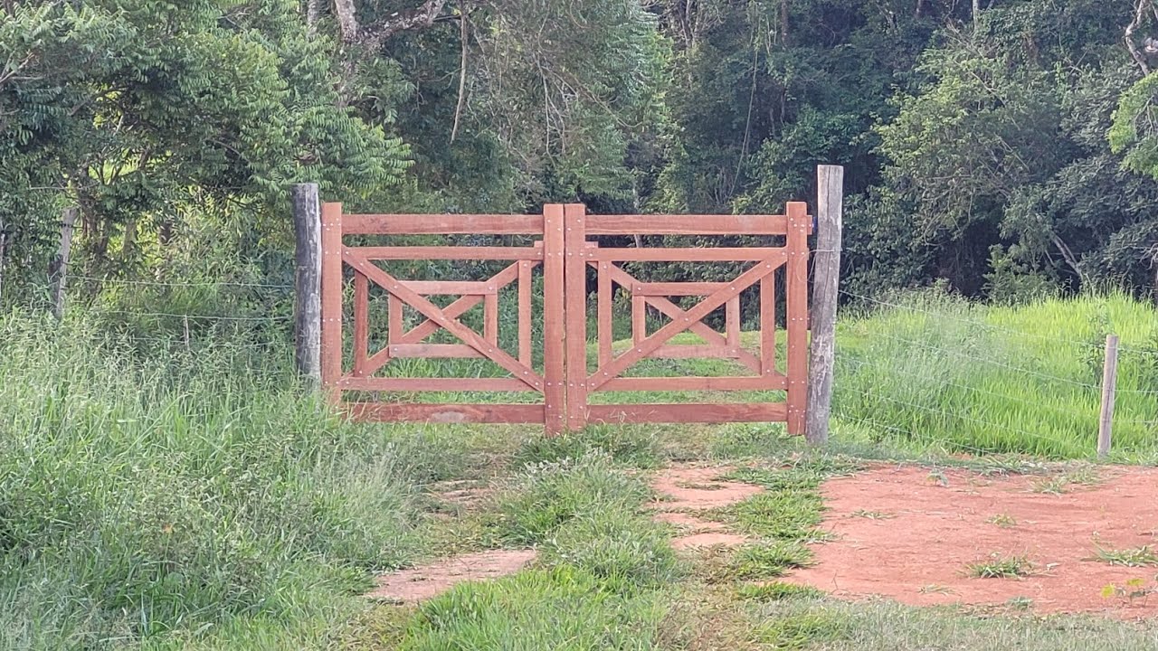 Porteira feita em tábuas de eucalipto.