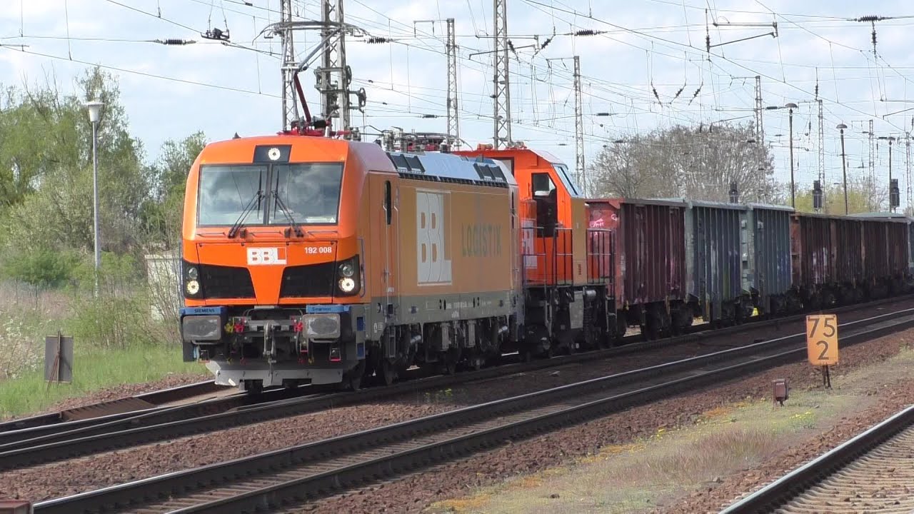 Güterzüge und IC am Bahnhof Priort