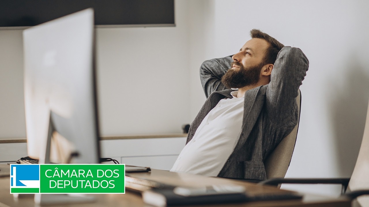 Relator na CCJC d&aacute; parecer favor&aacute;vel ao fim da escala 6x1, mas vota&ccedil;&atilde;o &eacute; adiada - 15/04/26