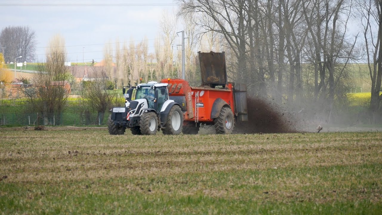 Epandage avec deux Valtra T174 et Sodimac RAFAL 3400