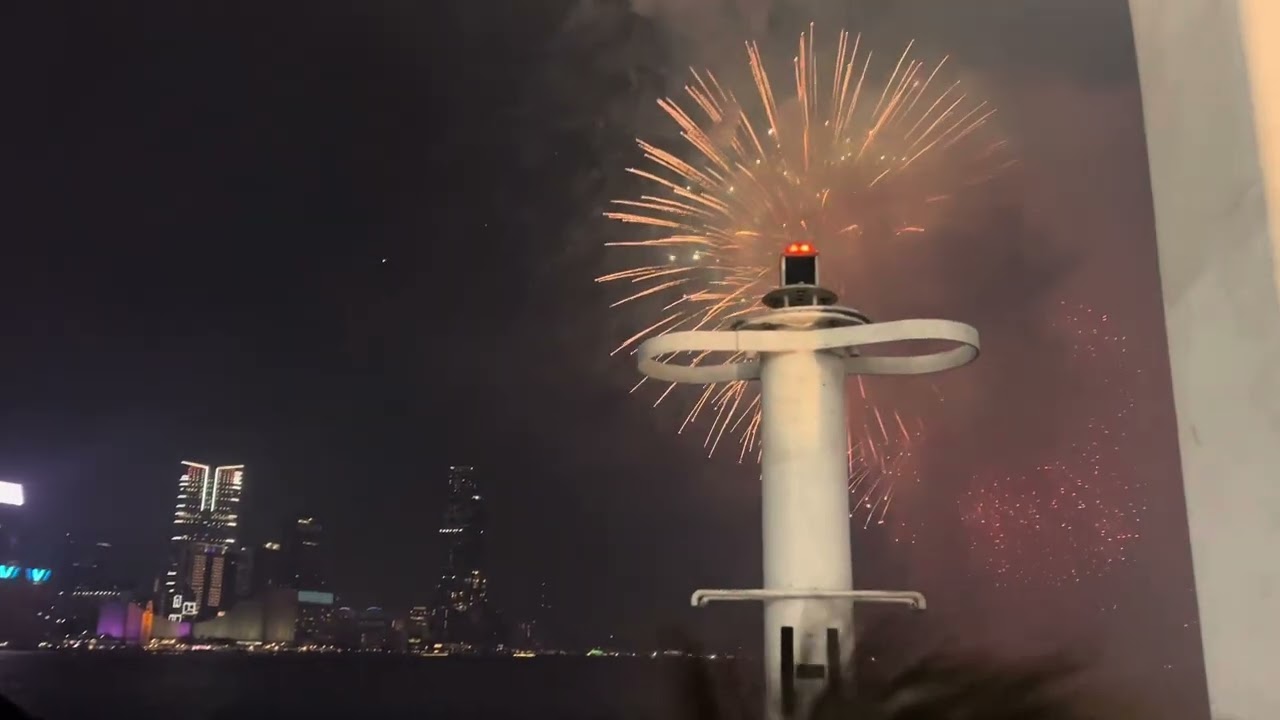Hong Kong New Year's fireworks in Victoria Harbour are still very beautiful Happy 2025 all goes well