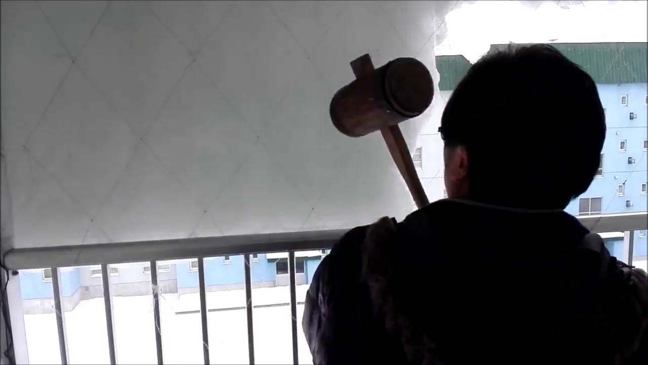 屋根雪を割る