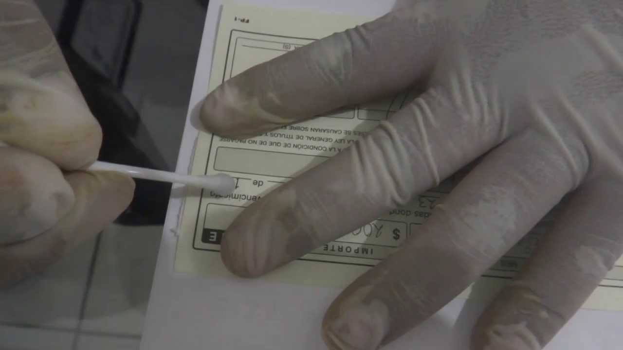 Borrado de la tinta de bolígrafo de un pagaré.