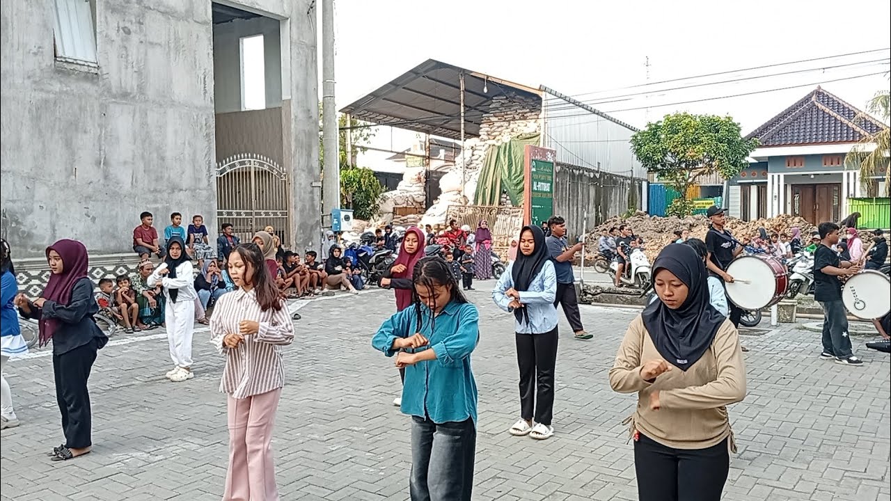 Part 2 waulapun pake seragam ngak pake seragam tetap cantik drumbend mustika live karang asem
