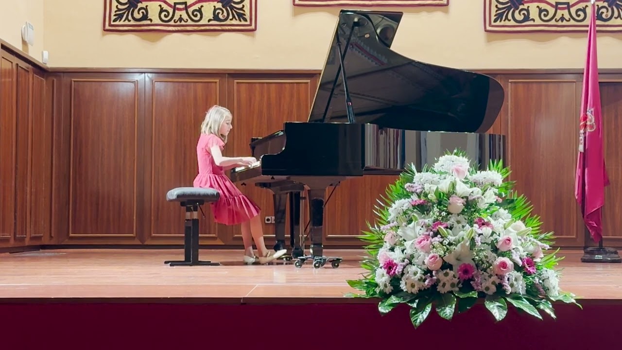 Sonata No. 42 Hob. XVI/27 Joseph Haydn. Lucía 9 años.