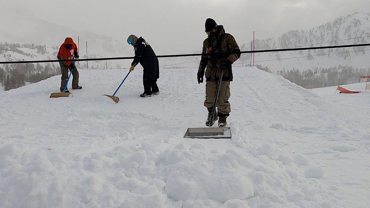 Isola 2000: les préparatifs du boardercross pour la coupe d’Europe et l'initiation au snowscoot.
