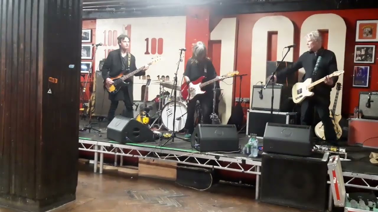 Kathy Valentine...S/Check..The Whole world's lost its head.. 100 Club.. 27.2.25