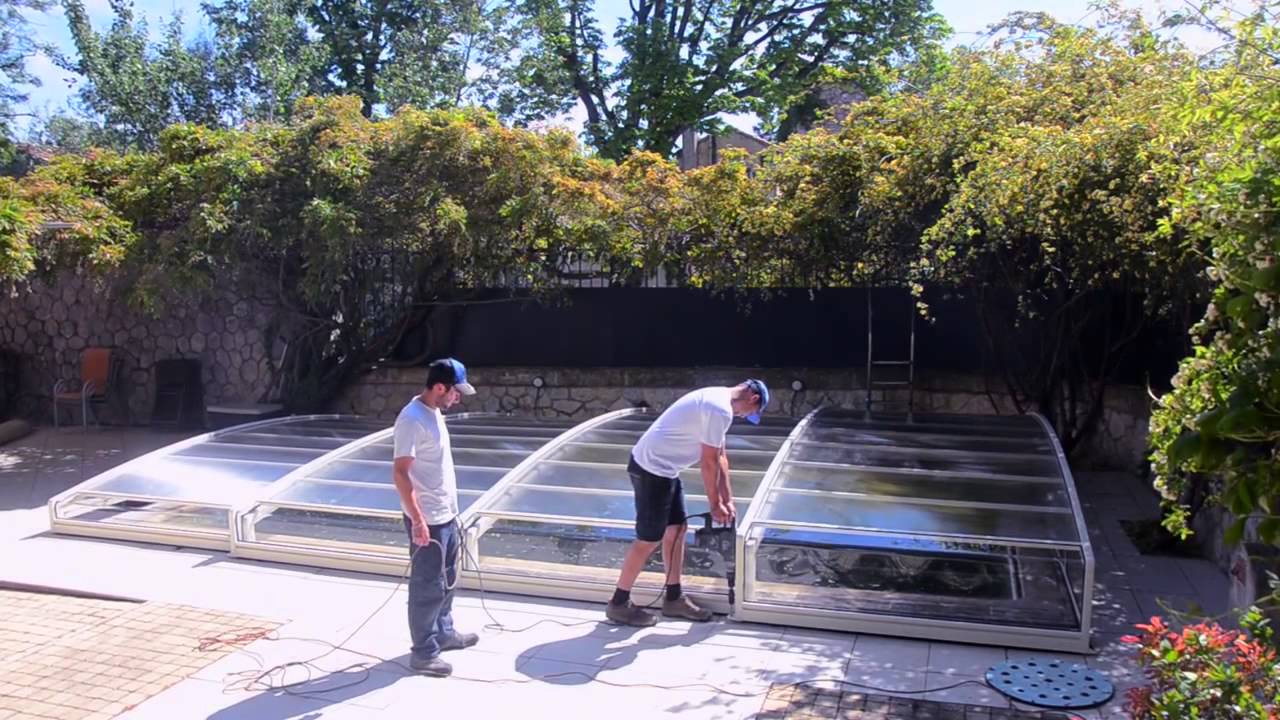 La pose d'un abri de piscine bas 