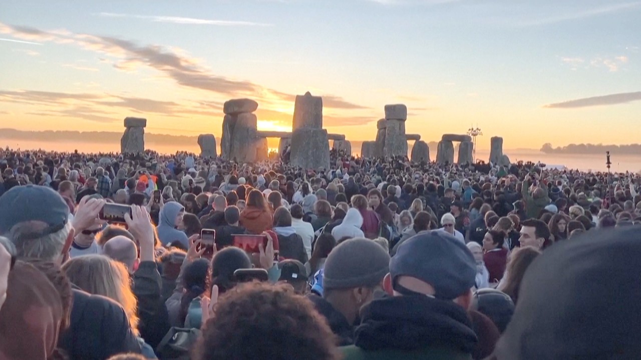20,000 people celebrate the Summer Solstice at Stonehenge