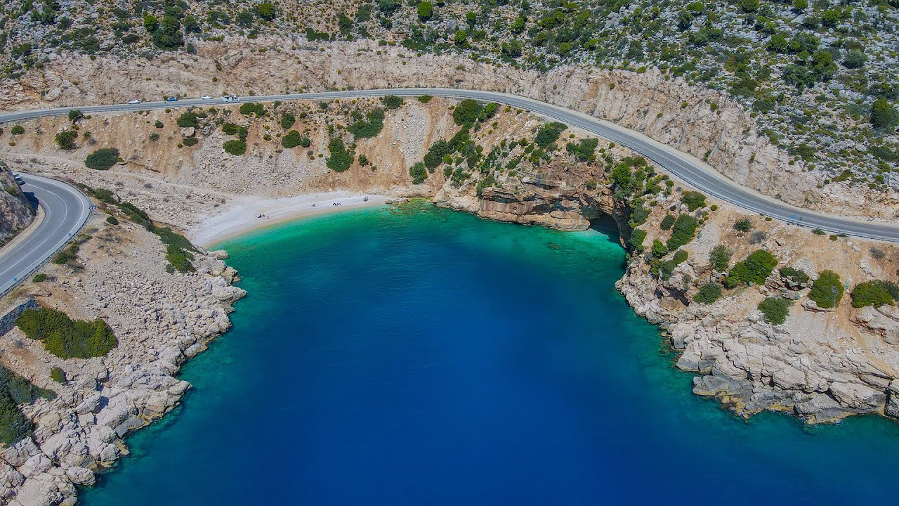 Demre- Finike yolu mağaralı koyda, Zıpkınla Balık avı