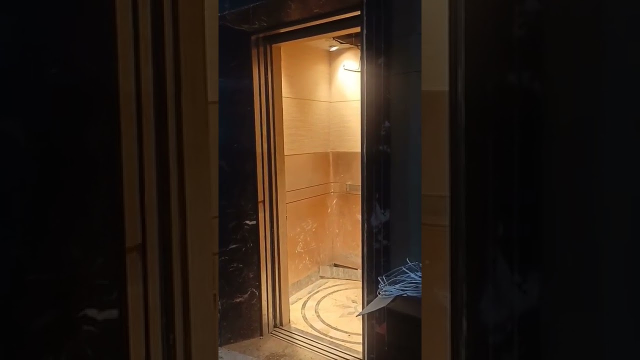 Thang máy bị hư 