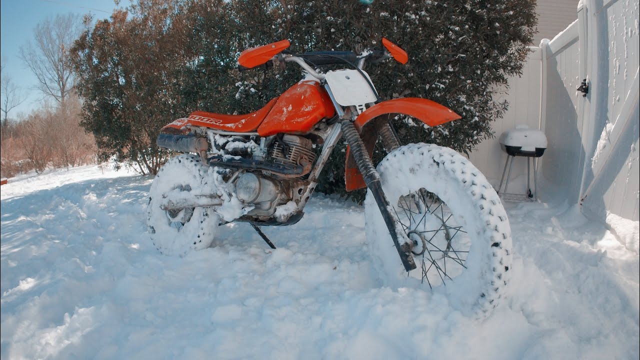 100cc pitbike snow drifting 