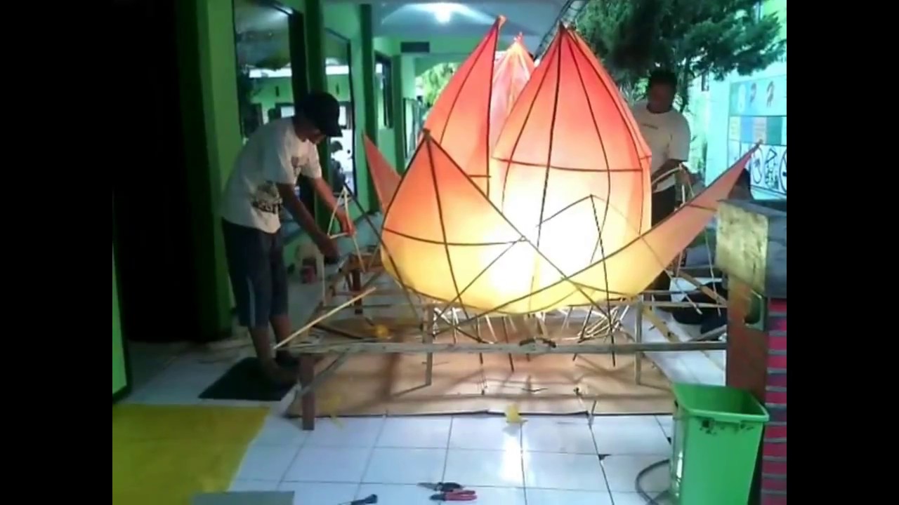 Proses Pembuatan Lampion Bunga Teratai SMA Negeri 1 Bondowoso