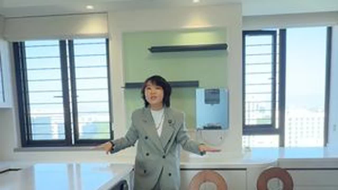 初三福门开，惬意自然来！ 今天不奔波，宜宅家。带你看一套超级舒适的“躺平”案例——客厅的沙发、卧室的灯光，每一个细节都为放松而生。家不是展厅，是能让你卸下所有疲惫的地方。#厦门装修 #厦门精装...