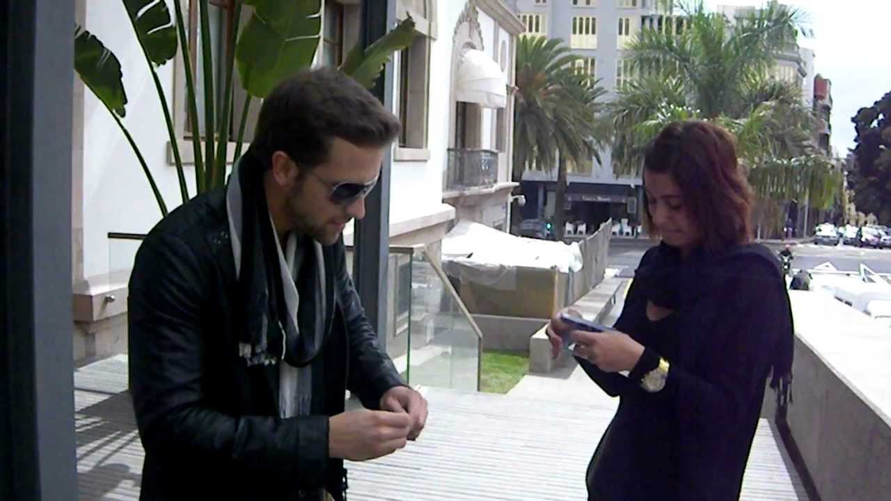 pablo alboran cantandole a patri!.AVI