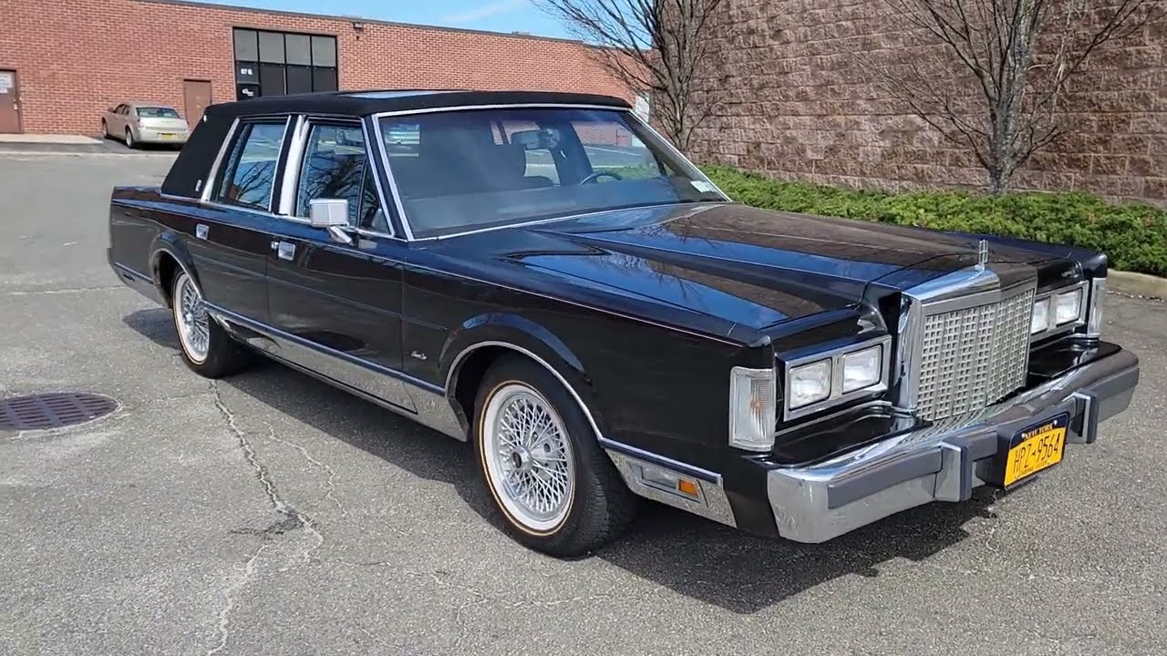 Великолепный Lincoln Town Car 1987 года выпуска продаётся