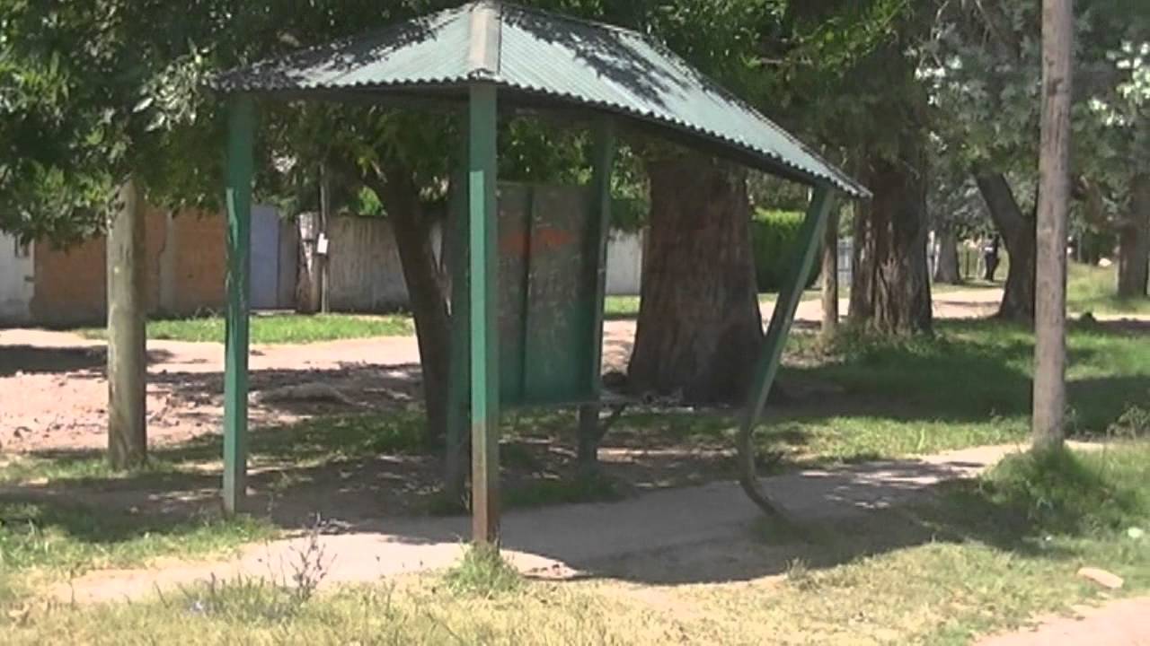 Plaza Pablo Mar&iacute;n basura y abandono, columna de luz electrificada, refugio arruinado