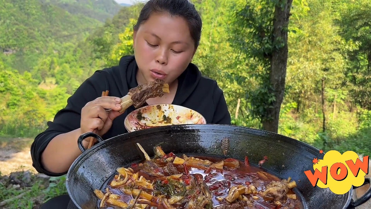 В сельской местности Китая деревенская девушка готовит острое и обжигающее рагу из говяжьих ребры...