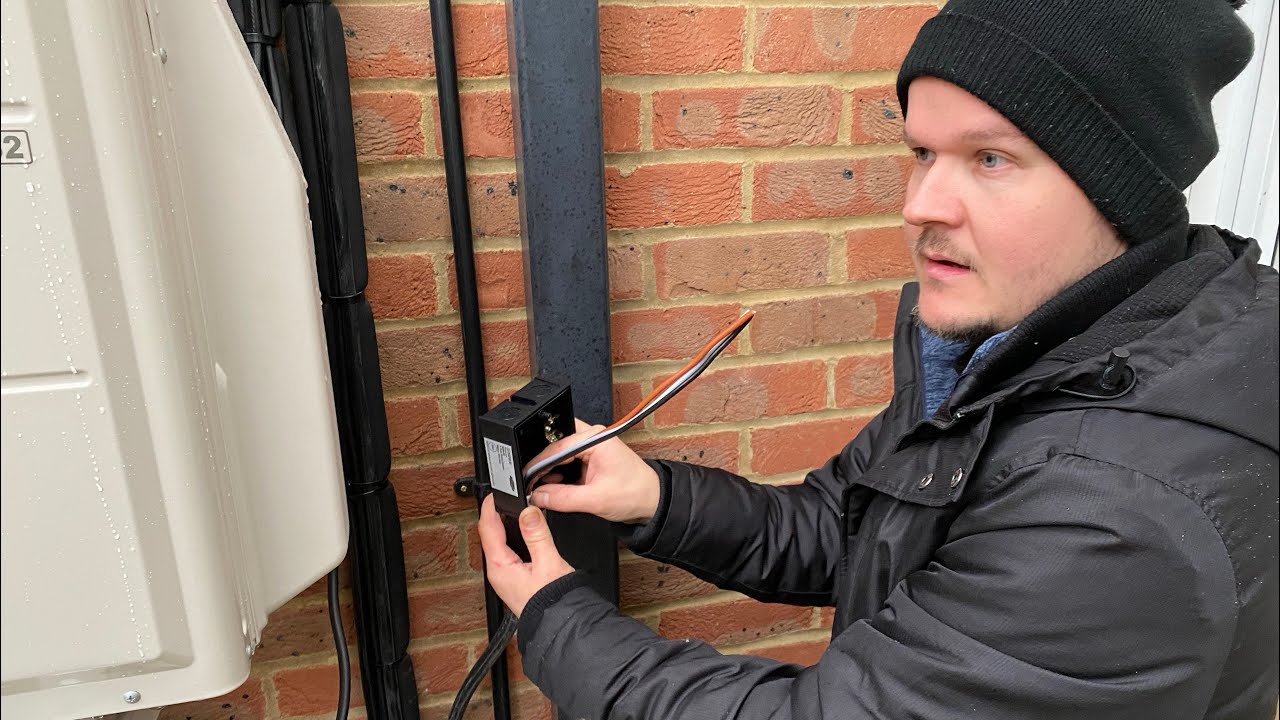 Plastic trunking and 6mm armoured premature collapse. An Electricians Day - CJRELECTRICAL