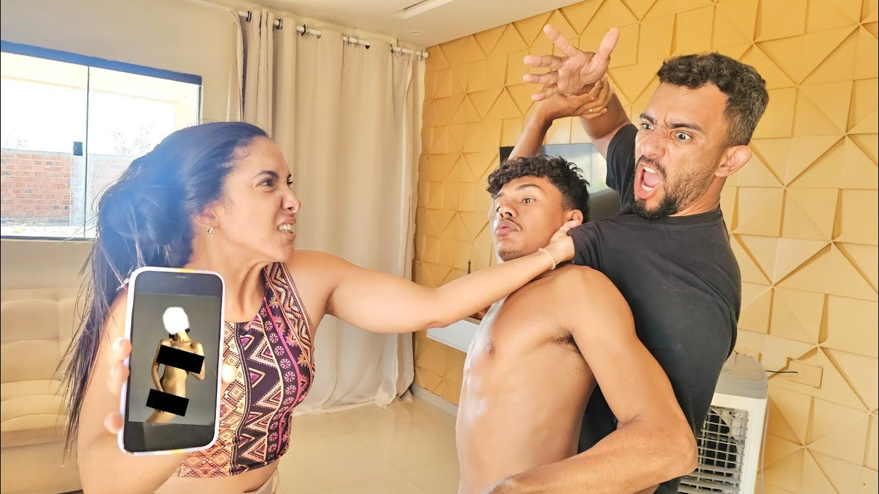 FLAGREl MARCOS COM 0UTRA NO CELULAR DELE FAZEND0…