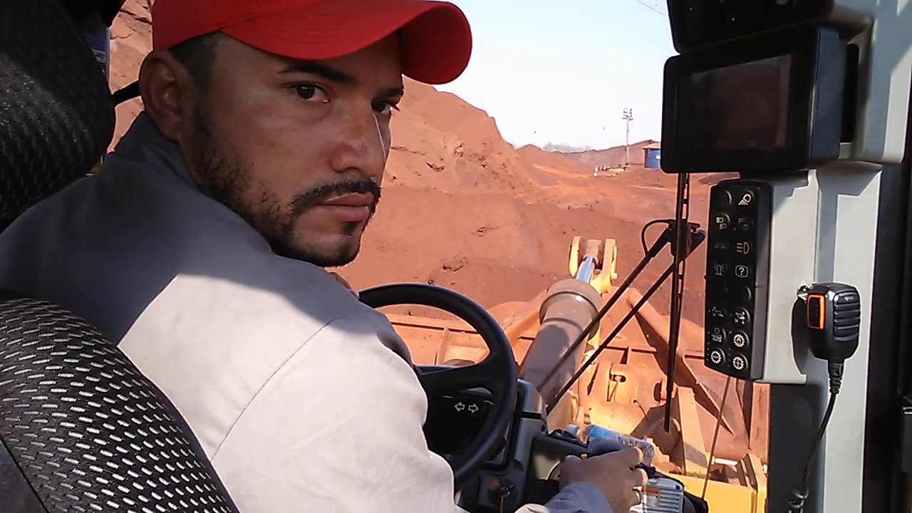 fazendo operação com a pá carregadeira Caterpillar 966 l