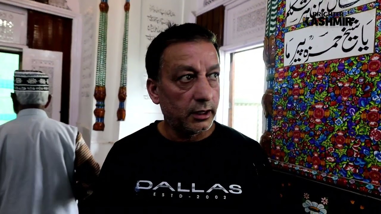 Kashmir's renowned calligrapher Majid Makhdoomi decorates Makhdoom Sahib(RA) with his calligraphy