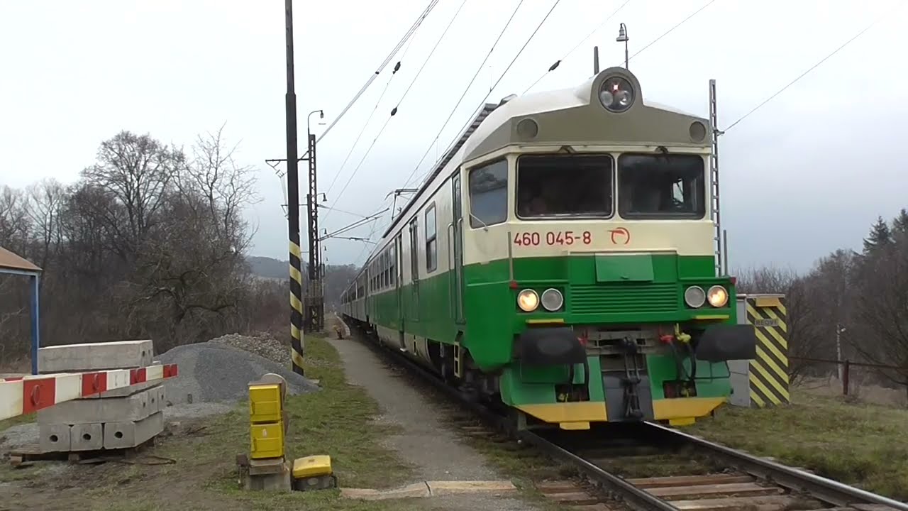 Príjazd a odjazd pantografu ZSSK 460.045-046 zo zastávky Ličartovce