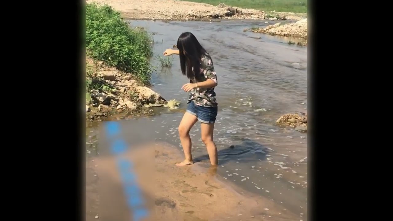 She walking barefoot in the mud #dirtyfeet #beauty #feet