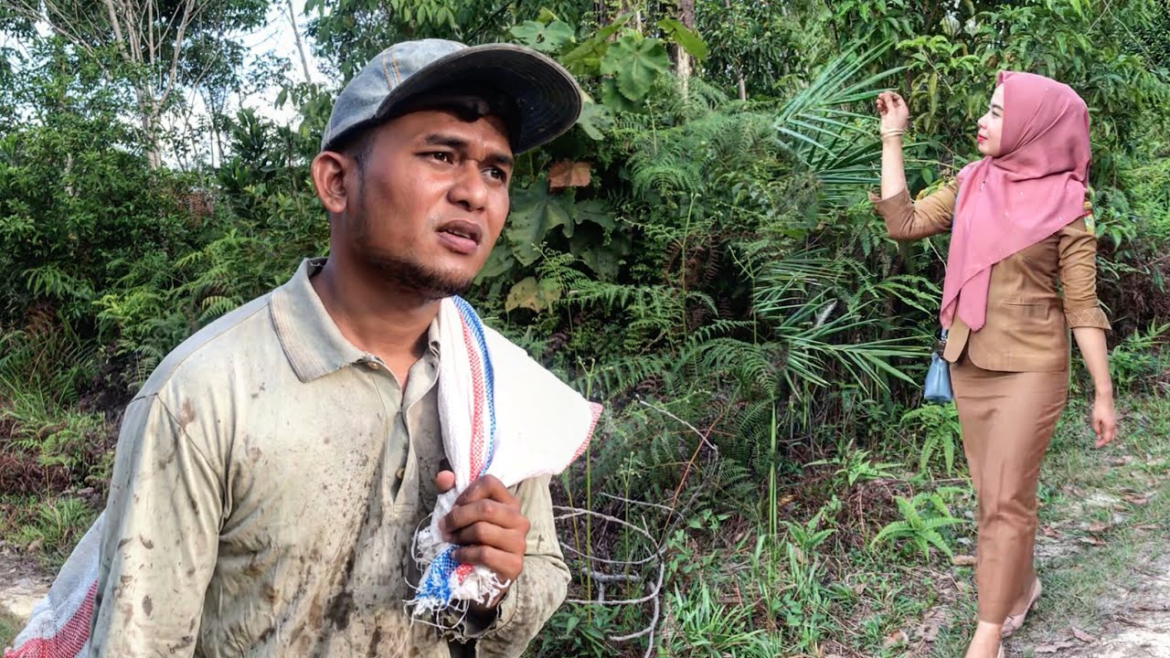 PNS CANTIK INI HANYA MEMBERI SEDIKIT UANG KEPADA PEMULUNG MISKIN. Keesokan Harinya Pns Itu Syok !