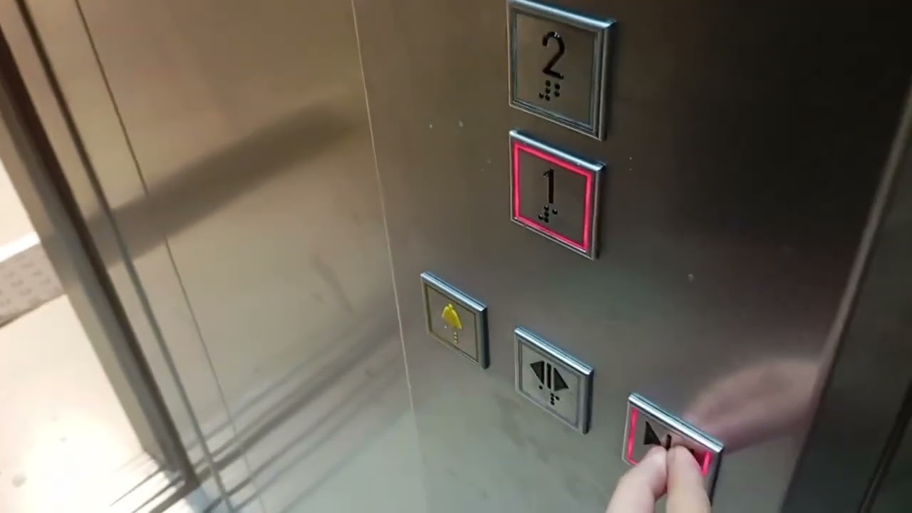 2010's ThyssenKrupp Telescoping Hydraulic Elevator in Renner at Londrina Boulevard Mall