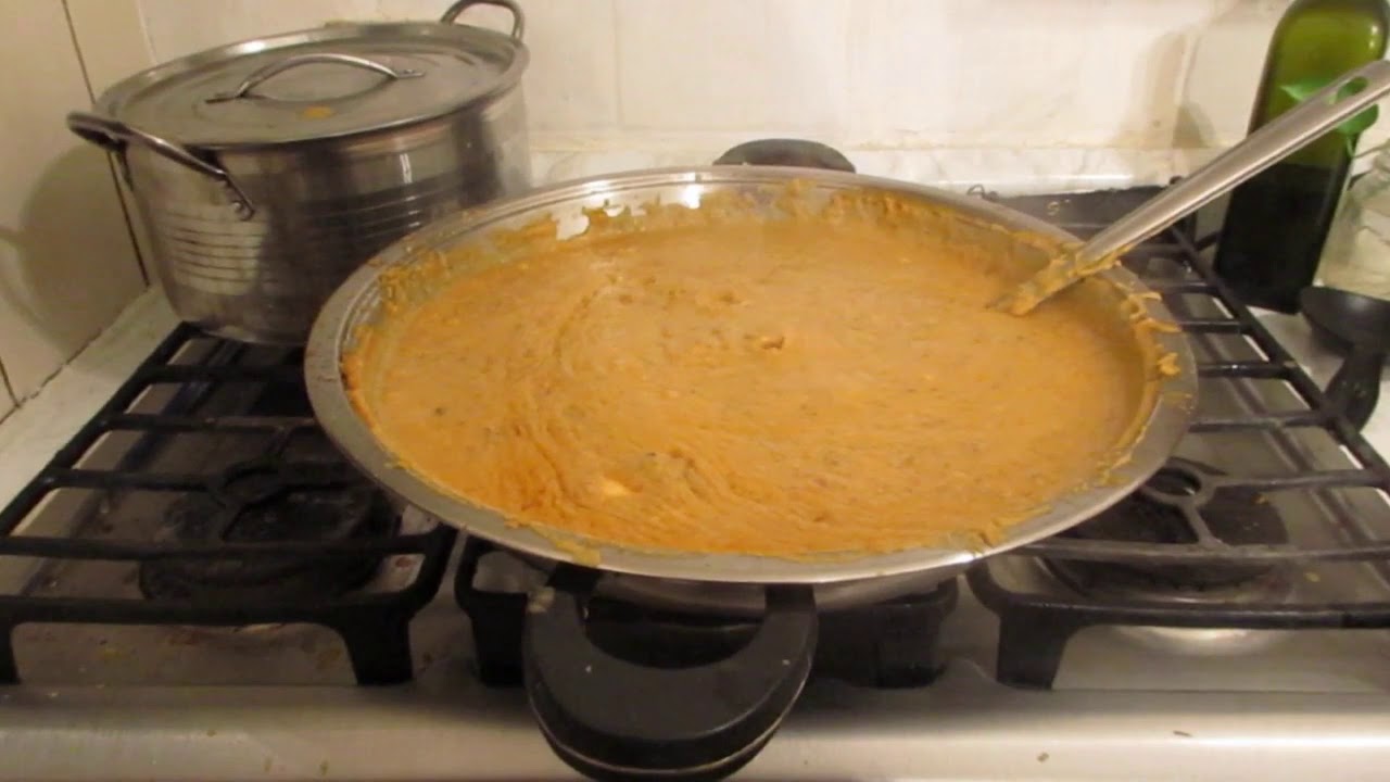 Frijoles  puercos y sopa fría, estilo Sinaloa.