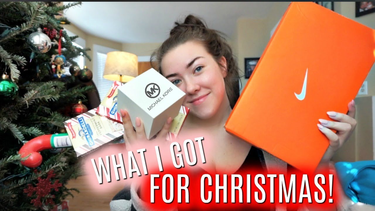 WHAT I GOT FOR CHRISTMAS & OPENING PRESENTS! Vlogmas Day 24