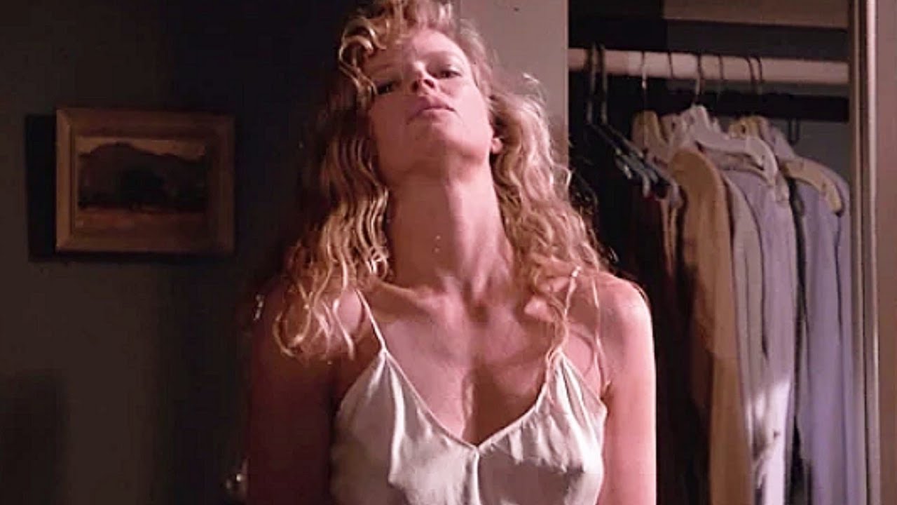 Alien Shapeshifts Into A Female To Have S3x With A Scientist