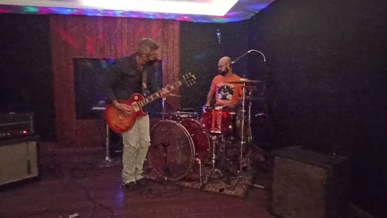 Chão Pisado - Búfalos Vermelhos e a Orquestra de Elefantes