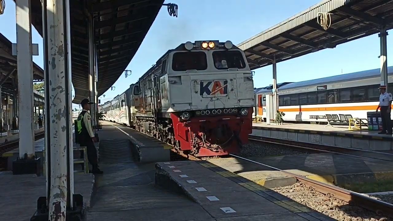 KA ARGO MERBABU melintas langsung jalur 2 Stasiun Cirebon Prujakan #argomerbabu