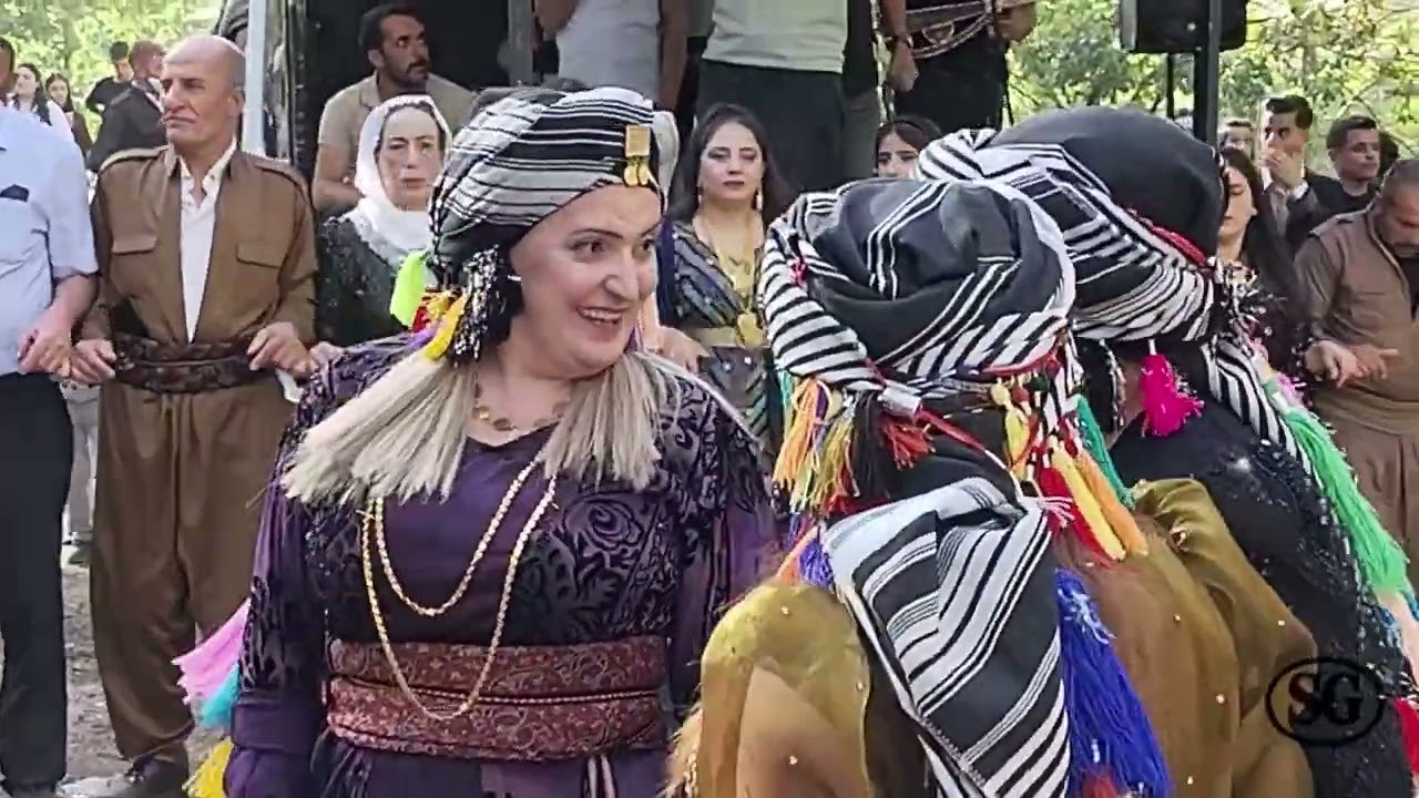 Dawet û dîlan bi cilûbergên Kurdî zindî ye. The weddings and dances are alive with Kurdish costumes.