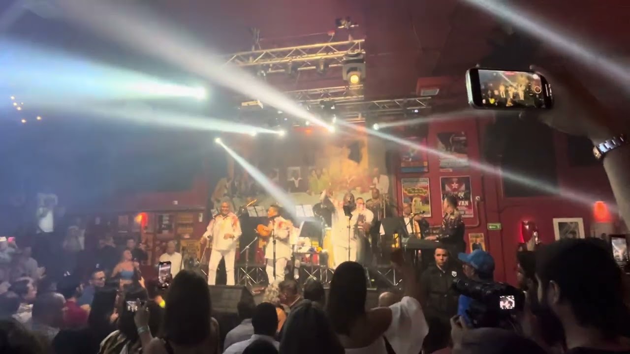 Pregones de San Cristobal-Dimensión Latina en Vivo La Topa Tolondra Club Cali