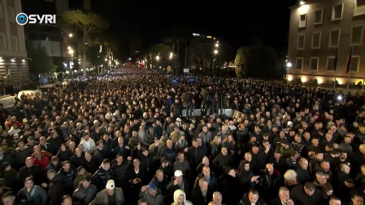 Mesazhet në pankarta, protesta e heshtur, në bulevard 'u shkruan' plagët e kombit