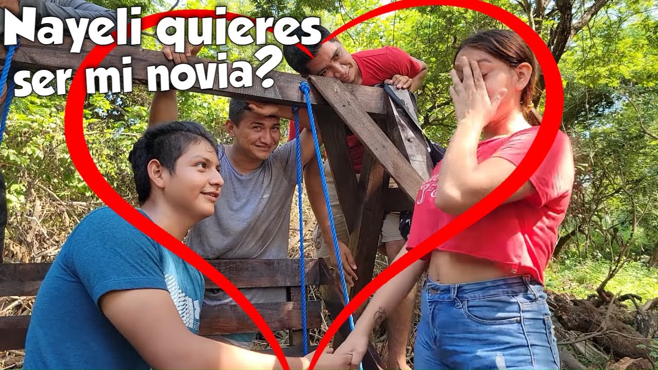 Paul se pone de rodillas y frente a todos le pide a Nayeli que sea su novia. Nano quiere llorar.