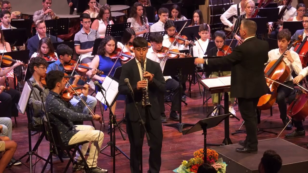 La OFJT-MJ con Pablo Rosales Calzadilla como solista tocando 