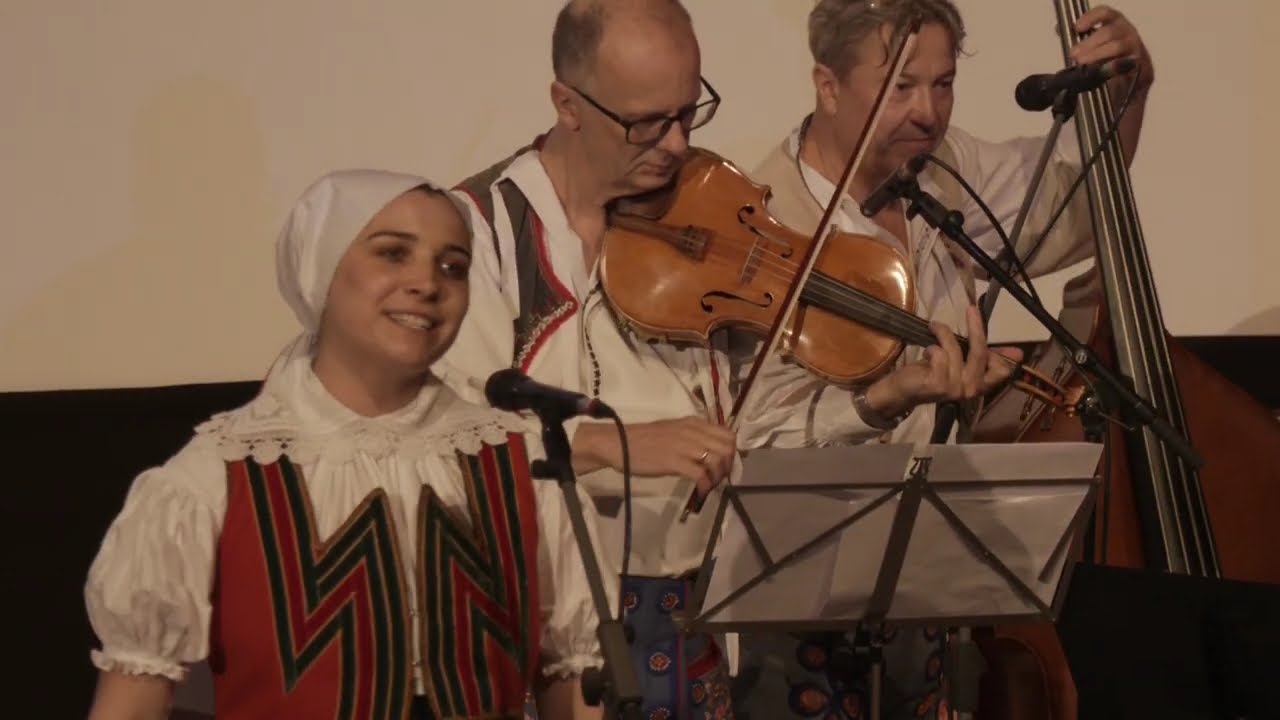 VESELÍ NAD MORAVOU-Horňácká zpěvulenka ANIČKA MINKSOVÁ je skvělá a tak zapěla před muzikou tatínka..