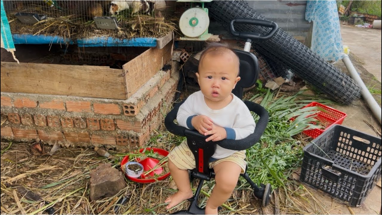 The child was orphaned by his mother. His father raised him alone.