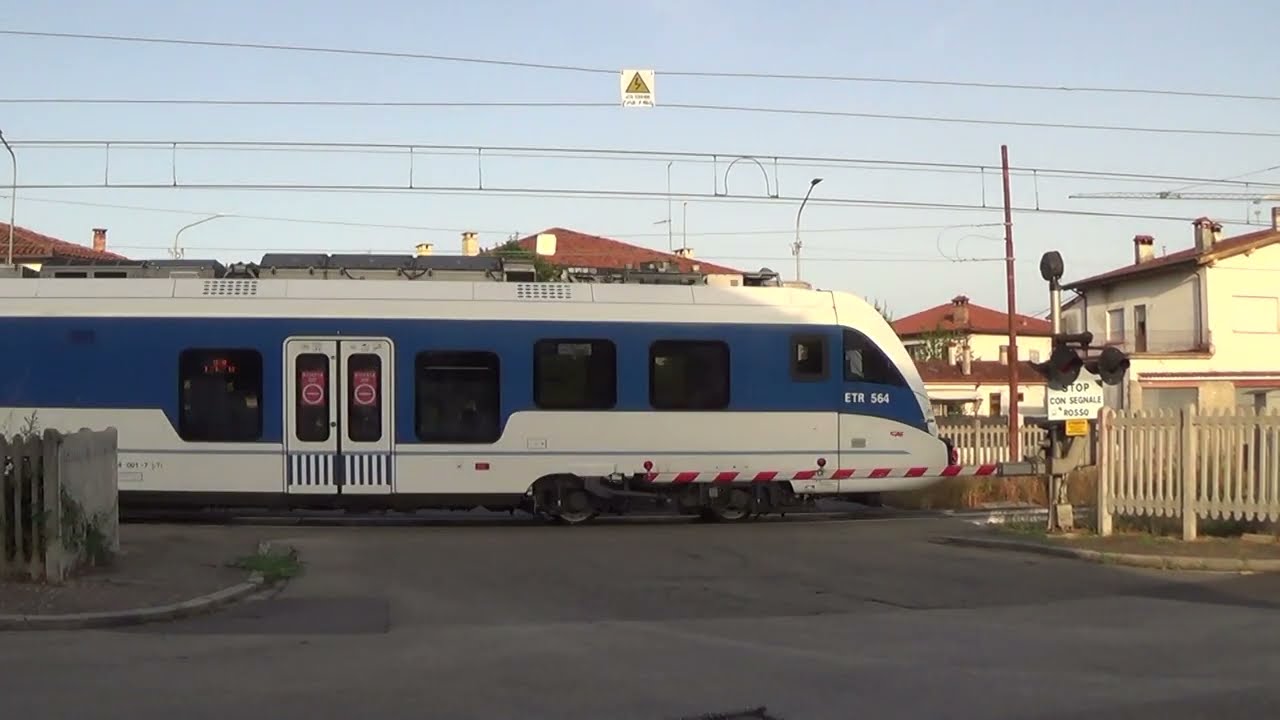 Passaggio a livello con semibarriere di via Pola - Udine / Level Crossing / Spoorwegovergang