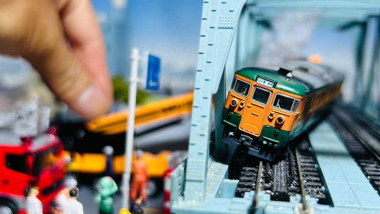 【トミカコマ撮り】高架の衝突！トラックと電車が交わる瞬間【働く車】
