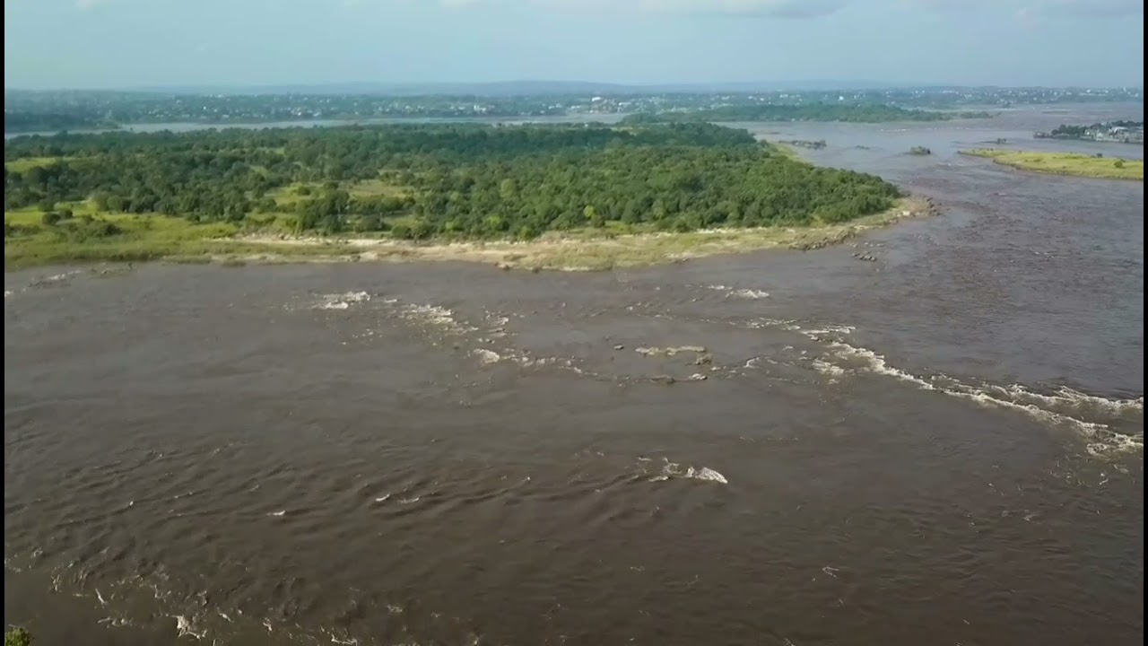 Quartier pompage vue du drone au bord du fleuve
