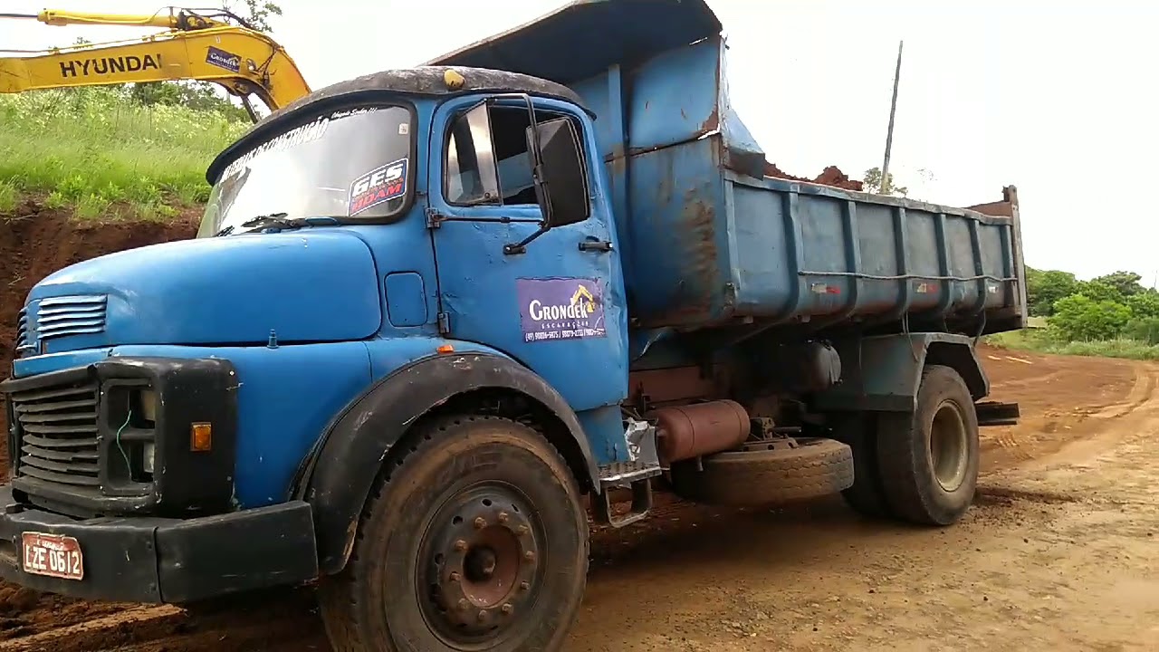 2 caminhões caçamba, toco e traçada ,no puxe de terra .