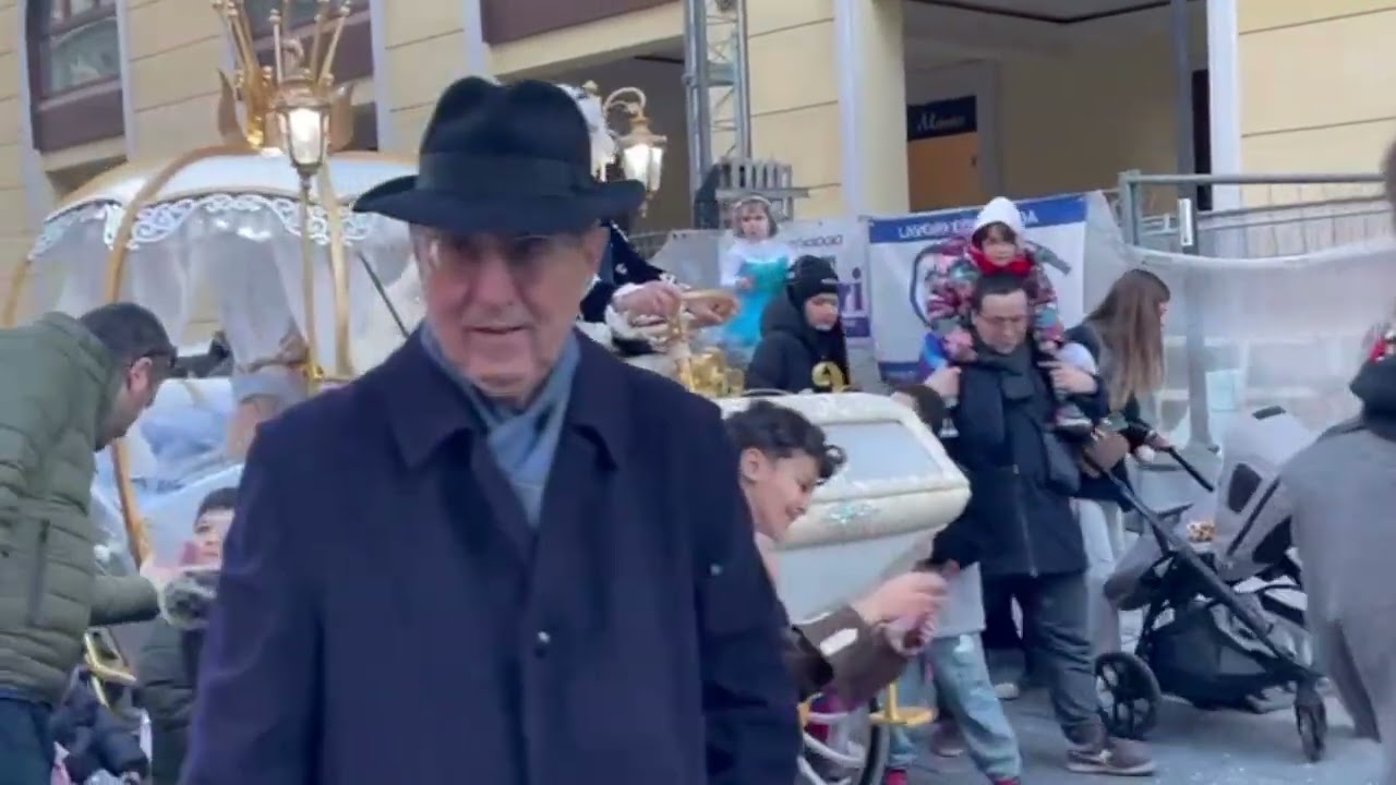 CARNEVALE IN CENTRO A REGGIO CON CENERENTOLA