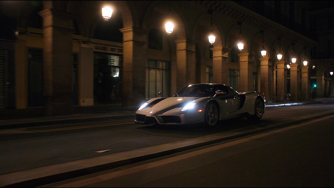 Ночная езда на серебристом Ferrari Enzo