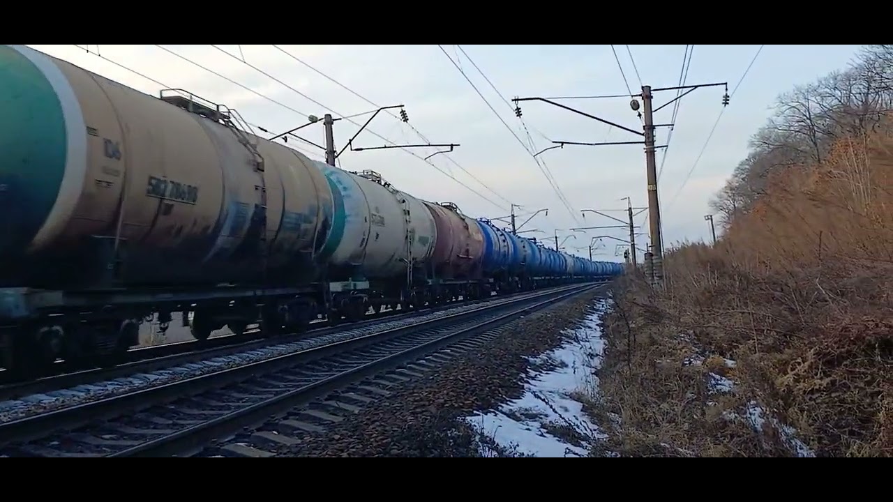 Электровоз 4ЭС5К-061 "Ермак" с наливным составом выходит из кривой,следуя по вечернему Транссибу.